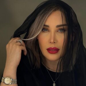 Sara Monjezi Instagram - آینده رو نمیشه دید و گذشته رو نمیشه دوباره زندگی کرد. چند نفر وقتی عاشق شدن که انتظارش رو داشتن؟ یا مردن وقتی فکرش رو می‌کردن؟ هر احساس و خاطره‌ای که از گذشته داریم، بارها در ذهن‌مون دستکاری شده تا متناسب با وضعیت خوش و ناخوش کنونی‌مون باشه. همه‌ی چیزی که داریم، همین الانه. میگه مهر دخترک موقعی در قلبش دوید که در حیاط پشتی او رو دید؛ و دخترک رو وقتی از دست داد که داشت میوه می‌خرید. نه می‌دونست قراره عاشق بشه، نه می‌دونست قراره محبوبش رو از دست بده. 
♥️♥️♥️