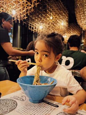 Sara Prata Instagram - A paixão pela Rumi é real ❤️
Hoje perguntou-me: “Mãe o que é um Ramen?” 
Foi a desculpa perfeita para virmos todos. O Outono chegou, está aberta a época do Ramen quentinho... e ela amou 🍜
A febre do K-Pop também anda por aí né?