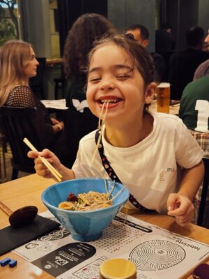Sara Prata Instagram - A paixão pela Rumi é real ❤️
Hoje perguntou-me: “Mãe o que é um Ramen?” 
Foi a desculpa perfeita para virmos todos. O Outono chegou, está aberta a época do Ramen quentinho... e ela amou 🍜
A febre do K-Pop também anda por aí né?