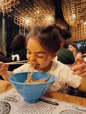 Sara Prata Instagram - A paixão pela Rumi é real ❤️
Hoje perguntou-me: “Mãe o que é um Ramen?” 
Foi a desculpa perfeita para virmos todos. O Outono chegou, está aberta a época do Ramen quentinho... e ela amou 🍜
A febre do K-Pop também anda por aí né?
