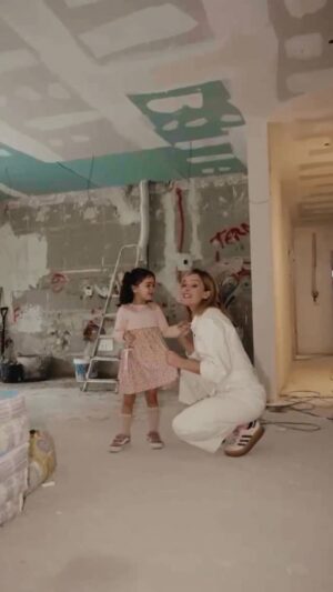 Sara Prata Instagram - O momento chegou!
Depois de semanas de trabalho e muitos desafios, hoje abrimos as portas da nossa casinha. 🏠
É tão bom agora olhar e ter uma sensação de que “é nossa”, porque escolhemos cada detalhe e cada cantinho. Todas essas opções contam uma história e cada espaço guarda um pedacinho de nós.
Obrigada a todos os que fizeram parte desta jornada.
Este é o resultado de muito mais do que uma remodelação — é o reflexo de acreditar que passo a passo é possível transformar qualquer espaço — e qualquer sonho — em realidade. 
Foram dias intensos, decisões difíceis, risos, imprevistos — e uma equipa que nunca desistiu.
Porque construir uma casa é fácil.
Mas construir um lar, isso exige esforço, dedicação...e coração. ❤️
@jccdesign_remodelacoes que história bonita a nossa! 

Perguntem tudo o que quiserem mas deixo já aqui algumas informações que sei que querem guardar: 
. Cozinha de sonho: @jccdesign_remodelacoes 
. AS torneiras: @hapa.design 
. O chão: basta enviar msg a pedir o chão da Sara à Jcc 
. Na @bernardino_banhos_e_cozinhas no showroom podem encontrar os meus materiais 
. Quarto: @colchodiamondpt 
. Quarto Amélia @nuvemdepano.designdeinteriores @rosasobralarq 
. Porta verde linda: também podem encher a caixa de msgs da JCC