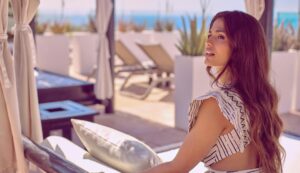 Sara Sálamo Instagram - Después de meses intensos de rodajes y escritura, necesitaba detenerme.
Encontrar un espacio donde volver a mirar, escuchar y escribir con calma.
Landmar Hotels no es solo un lugar: es parte de mi paisaje emocional y del universo de mis próximos proyectos.
Gracias por ser ese refugio en mi propia isla: la misma que empieza a colarse, inevitablemente, en mis nuevos guiones.
@landmarplayalaarena @landmarcostalosgigantes @landmarhotels #publi #embajadoralandmar