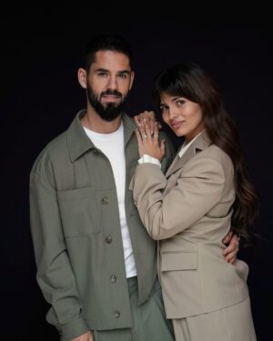 Sara Sálamo Instagram - #73SSIFF 📸 @sarasalamo e @iscoalarcon presentaron ayer en la sección #MadeInSpain el estreno mundial de 'En silencio'. Sara Sálamo ha debutado como directora en el largometraje con esta no ficción que documenta la recuperación del futbolista Isco Alarcón, al que una lesión impidió jugar la Eurocopa.

[ENG] 📸 Sara Sálamo and Isco Alarcón presented the world premiere of 'En silencio / Silent Struggle' in the Made in Spain section. Sálamo debuts in full-length films with this non-fiction documenting the recovery of footballer Isco Alarcón, whose injury prevented him from playing in the European Football championship. 

[EUS] 📸 Sara Sálamo eta Isco Alarcónek atzo 'En silencio' lanaren mundu estreinaldia aurkeztu zuten Made in Spain sailan. Sálamok zuzendutako (ez-fikziozko) lehen film luze honek Isco Alarcón futbol-jokalariaren lehengoratzea dokumentatzen du.