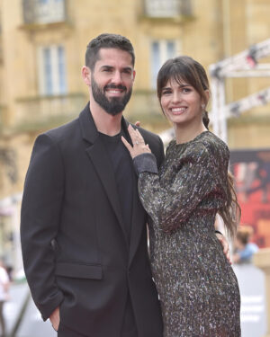 Sara Sálamo Instagram - #73SSIFF 📸 @sarasalamo e @iscoalarcon presentaron ayer en la sección #MadeInSpain el estreno mundial de 'En silencio'. Sara Sálamo ha debutado como directora en el largometraje con esta no ficción que documenta la recuperación del futbolista Isco Alarcón, al que una lesión impidió jugar la Eurocopa.

[ENG] 📸 Sara Sálamo and Isco Alarcón presented the world premiere of 'En silencio / Silent Struggle' in the Made in Spain section. Sálamo debuts in full-length films with this non-fiction documenting the recovery of footballer Isco Alarcón, whose injury prevented him from playing in the European Football championship. 

[EUS] 📸 Sara Sálamo eta Isco Alarcónek atzo 'En silencio' lanaren mundu estreinaldia aurkeztu zuten Made in Spain sailan. Sálamok zuzendutako (ez-fikziozko) lehen film luze honek Isco Alarcón futbol-jokalariaren lehengoratzea dokumentatzen du.