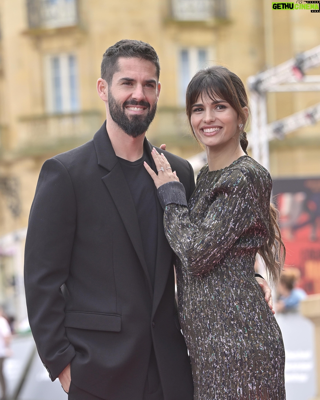 Sara Sálamo - 47.2K Likes - #73SSIFF 📸 @sarasalamo e @iscoalarcon presentaron ayer en la sección #MadeInSpain el estreno mundial de 'En silencio'. Sara Sálamo ha debutado como directora en el largometraje con esta no ficción que documenta la recuperación del futbolista Isco Alarcón, al que una lesión impidió jugar la Eurocopa.

[ENG] 📸 Sara Sálamo and Isco Alarcón presented the world premiere of 'En silencio / Silent Struggle' in the Made in Spain section. Sálamo debuts in full-length films with this non-fiction documenting the recovery of footballer Isco Alarcón, whose injury prevented him from playing in the European Football championship. 

[EUS] 📸 Sara Sálamo eta Isco Alarcónek atzo 'En silencio' lanaren mundu estreinaldia aurkeztu zuten Made in Spain sailan. Sálamok zuzendutako (ez-fikziozko) lehen film luze honek Isco Alarcón futbol-jokalariaren lehengoratzea dokumentatzen du.