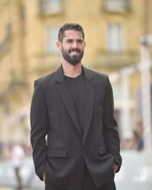 Sara Sálamo Instagram - #73SSIFF 📸 @sarasalamo e @iscoalarcon presentaron ayer en la sección #MadeInSpain el estreno mundial de 'En silencio'. Sara Sálamo ha debutado como directora en el largometraje con esta no ficción que documenta la recuperación del futbolista Isco Alarcón, al que una lesión impidió jugar la Eurocopa.

[ENG] 📸 Sara Sálamo and Isco Alarcón presented the world premiere of 'En silencio / Silent Struggle' in the Made in Spain section. Sálamo debuts in full-length films with this non-fiction documenting the recovery of footballer Isco Alarcón, whose injury prevented him from playing in the European Football championship. 

[EUS] 📸 Sara Sálamo eta Isco Alarcónek atzo 'En silencio' lanaren mundu estreinaldia aurkeztu zuten Made in Spain sailan. Sálamok zuzendutako (ez-fikziozko) lehen film luze honek Isco Alarcón futbol-jokalariaren lehengoratzea dokumentatzen du.