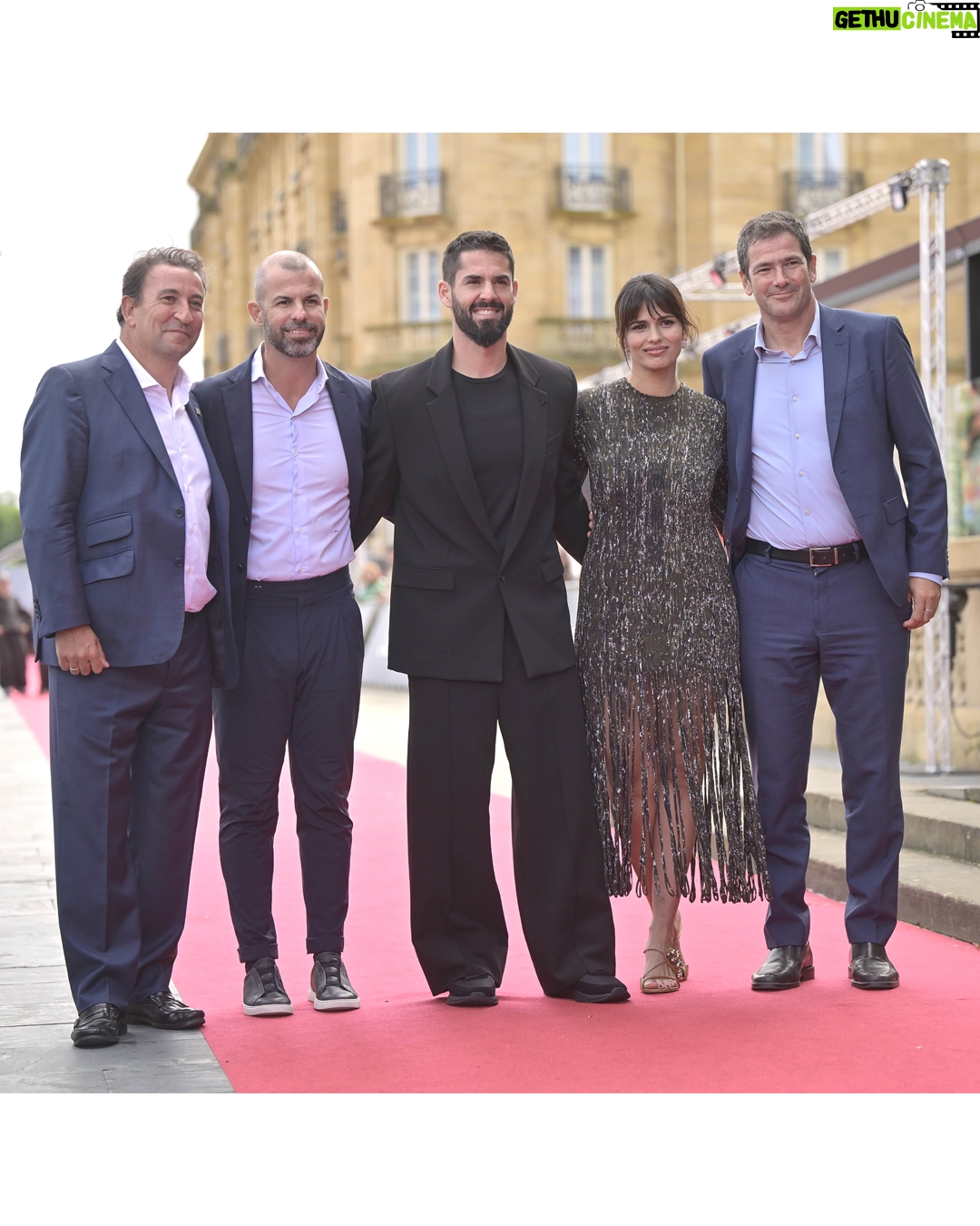 Sara Sálamo - 47.2K Likes - #73SSIFF 📸 @sarasalamo e @iscoalarcon presentaron ayer en la sección #MadeInSpain el estreno mundial de 'En silencio'. Sara Sálamo ha debutado como directora en el largometraje con esta no ficción que documenta la recuperación del futbolista Isco Alarcón, al que una lesión impidió jugar la Eurocopa.

[ENG] 📸 Sara Sálamo and Isco Alarcón presented the world premiere of 'En silencio / Silent Struggle' in the Made in Spain section. Sálamo debuts in full-length films with this non-fiction documenting the recovery of footballer Isco Alarcón, whose injury prevented him from playing in the European Football championship. 

[EUS] 📸 Sara Sálamo eta Isco Alarcónek atzo 'En silencio' lanaren mundu estreinaldia aurkeztu zuten Made in Spain sailan. Sálamok zuzendutako (ez-fikziozko) lehen film luze honek Isco Alarcón futbol-jokalariaren lehengoratzea dokumentatzen du.