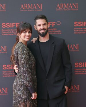 Sara Sálamo Instagram - #73SSIFF 📸 @sarasalamo e @iscoalarcon presentaron ayer en la sección #MadeInSpain el estreno mundial de 'En silencio'. Sara Sálamo ha debutado como directora en el largometraje con esta no ficción que documenta la recuperación del futbolista Isco Alarcón, al que una lesión impidió jugar la Eurocopa.

[ENG] 📸 Sara Sálamo and Isco Alarcón presented the world premiere of 'En silencio / Silent Struggle' in the Made in Spain section. Sálamo debuts in full-length films with this non-fiction documenting the recovery of footballer Isco Alarcón, whose injury prevented him from playing in the European Football championship. 

[EUS] 📸 Sara Sálamo eta Isco Alarcónek atzo 'En silencio' lanaren mundu estreinaldia aurkeztu zuten Made in Spain sailan. Sálamok zuzendutako (ez-fikziozko) lehen film luze honek Isco Alarcón futbol-jokalariaren lehengoratzea dokumentatzen du.