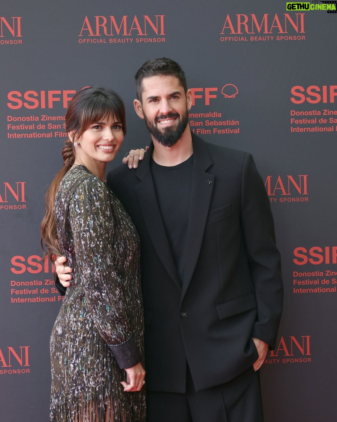 Sara Sálamo - 47.2K Likes - #73SSIFF 📸 @sarasalamo e @iscoalarcon presentaron ayer en la sección #MadeInSpain el estreno mundial de 'En silencio'. Sara Sálamo ha debutado como directora en el largometraje con esta no ficción que documenta la recuperación del futbolista Isco Alarcón, al que una lesión impidió jugar la Eurocopa.

[ENG] 📸 Sara Sálamo and Isco Alarcón presented the world premiere of 'En silencio / Silent Struggle' in the Made in Spain section. Sálamo debuts in full-length films with this non-fiction documenting the recovery of footballer Isco Alarcón, whose injury prevented him from playing in the European Football championship. 

[EUS] 📸 Sara Sálamo eta Isco Alarcónek atzo 'En silencio' lanaren mundu estreinaldia aurkeztu zuten Made in Spain sailan. Sálamok zuzendutako (ez-fikziozko) lehen film luze honek Isco Alarcón futbol-jokalariaren lehengoratzea dokumentatzen du.