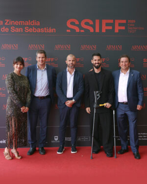 Sara Sálamo Instagram - #73SSIFF 📸 @sarasalamo e @iscoalarcon presentaron ayer en la sección #MadeInSpain el estreno mundial de 'En silencio'. Sara Sálamo ha debutado como directora en el largometraje con esta no ficción que documenta la recuperación del futbolista Isco Alarcón, al que una lesión impidió jugar la Eurocopa.

[ENG] 📸 Sara Sálamo and Isco Alarcón presented the world premiere of 'En silencio / Silent Struggle' in the Made in Spain section. Sálamo debuts in full-length films with this non-fiction documenting the recovery of footballer Isco Alarcón, whose injury prevented him from playing in the European Football championship. 

[EUS] 📸 Sara Sálamo eta Isco Alarcónek atzo 'En silencio' lanaren mundu estreinaldia aurkeztu zuten Made in Spain sailan. Sálamok zuzendutako (ez-fikziozko) lehen film luze honek Isco Alarcón futbol-jokalariaren lehengoratzea dokumentatzen du.