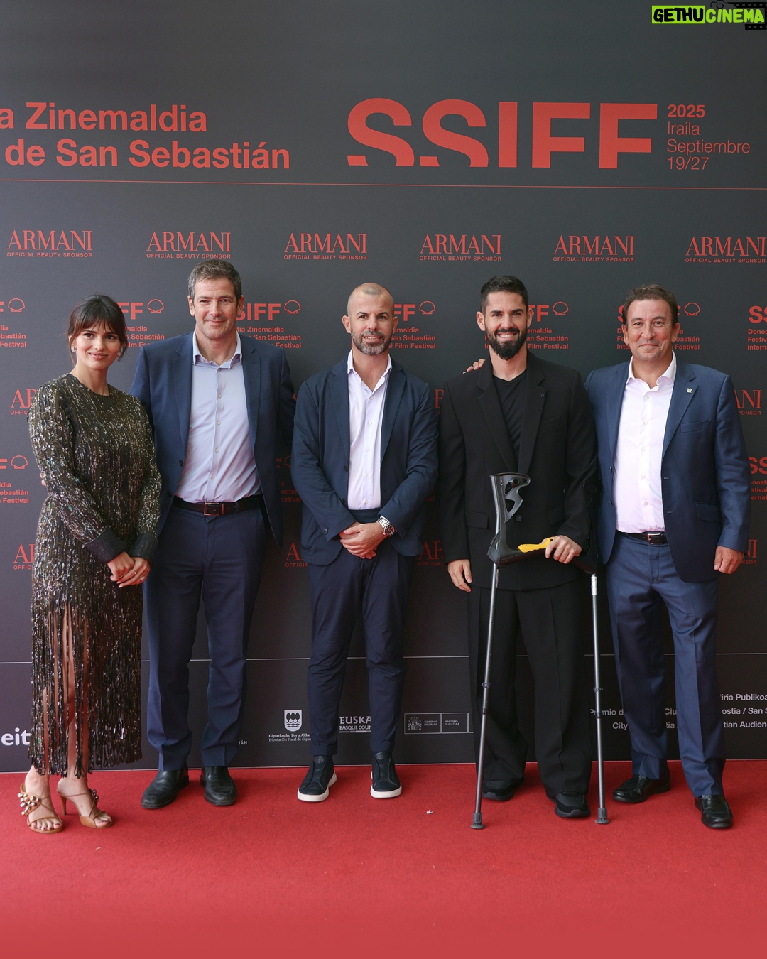 Sara Sálamo - 47.2K Likes - #73SSIFF 📸 @sarasalamo e @iscoalarcon presentaron ayer en la sección #MadeInSpain el estreno mundial de 'En silencio'. Sara Sálamo ha debutado como directora en el largometraje con esta no ficción que documenta la recuperación del futbolista Isco Alarcón, al que una lesión impidió jugar la Eurocopa.

[ENG] 📸 Sara Sálamo and Isco Alarcón presented the world premiere of 'En silencio / Silent Struggle' in the Made in Spain section. Sálamo debuts in full-length films with this non-fiction documenting the recovery of footballer Isco Alarcón, whose injury prevented him from playing in the European Football championship. 

[EUS] 📸 Sara Sálamo eta Isco Alarcónek atzo 'En silencio' lanaren mundu estreinaldia aurkeztu zuten Made in Spain sailan. Sálamok zuzendutako (ez-fikziozko) lehen film luze honek Isco Alarcón futbol-jokalariaren lehengoratzea dokumentatzen du.