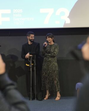 Sara Sálamo Instagram - #73SSIFF 📸 @sarasalamo e @iscoalarcon presentaron ayer en la sección #MadeInSpain el estreno mundial de 'En silencio'. Sara Sálamo ha debutado como directora en el largometraje con esta no ficción que documenta la recuperación del futbolista Isco Alarcón, al que una lesión impidió jugar la Eurocopa.

[ENG] 📸 Sara Sálamo and Isco Alarcón presented the world premiere of 'En silencio / Silent Struggle' in the Made in Spain section. Sálamo debuts in full-length films with this non-fiction documenting the recovery of footballer Isco Alarcón, whose injury prevented him from playing in the European Football championship. 

[EUS] 📸 Sara Sálamo eta Isco Alarcónek atzo 'En silencio' lanaren mundu estreinaldia aurkeztu zuten Made in Spain sailan. Sálamok zuzendutako (ez-fikziozko) lehen film luze honek Isco Alarcón futbol-jokalariaren lehengoratzea dokumentatzen du.