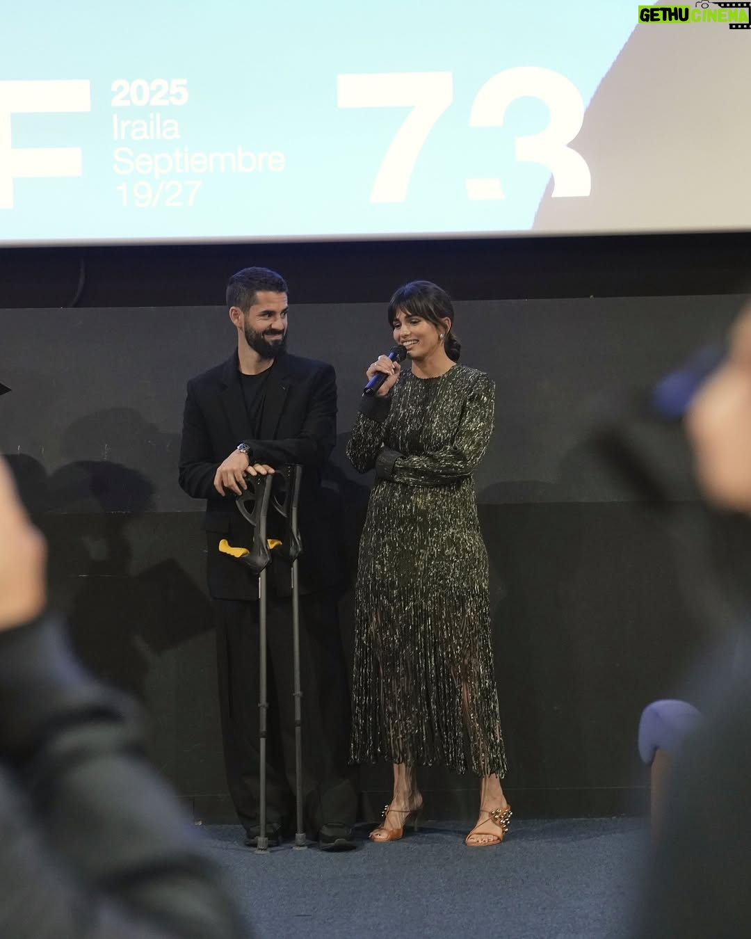 Sara Sálamo - 47.2K Likes - #73SSIFF 📸 @sarasalamo e @iscoalarcon presentaron ayer en la sección #MadeInSpain el estreno mundial de 'En silencio'. Sara Sálamo ha debutado como directora en el largometraje con esta no ficción que documenta la recuperación del futbolista Isco Alarcón, al que una lesión impidió jugar la Eurocopa.

[ENG] 📸 Sara Sálamo and Isco Alarcón presented the world premiere of 'En silencio / Silent Struggle' in the Made in Spain section. Sálamo debuts in full-length films with this non-fiction documenting the recovery of footballer Isco Alarcón, whose injury prevented him from playing in the European Football championship. 

[EUS] 📸 Sara Sálamo eta Isco Alarcónek atzo 'En silencio' lanaren mundu estreinaldia aurkeztu zuten Made in Spain sailan. Sálamok zuzendutako (ez-fikziozko) lehen film luze honek Isco Alarcón futbol-jokalariaren lehengoratzea dokumentatzen du.