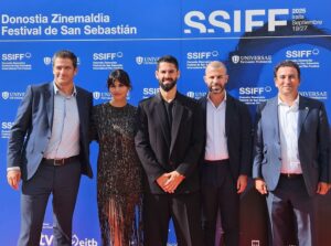 Sara Sálamo Instagram - Ayer En silencio se estrenó en el Festival de San Sebastián y aún sigo con el corazón revuelto.
En el coloquio me emocioné hasta las lágrimas, porque escuchar a referentes que admiro hablar con tanto cariño de la película fue un regalo inesperado.
Lo compartí con mi gente más cercana, con compañeras de profesión a las que respeto profundamente y con la directiva del Betis, que me acompañaron en este inicio de camino.
Gracias por abrazar este proyecto desde el primer día. Gracias al festival de @sansebastianfes por estrenar mi ópera prima en este espacio de ensueño.
En silencio empieza su viaje… y muy pronto podreis sentirlo vosotrxs también!!! 🫶🏼