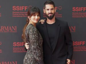Sara Sálamo Instagram - Ayer En silencio se estrenó en el Festival de San Sebastián y aún sigo con el corazón revuelto.
En el coloquio me emocioné hasta las lágrimas, porque escuchar a referentes que admiro hablar con tanto cariño de la película fue un regalo inesperado.
Lo compartí con mi gente más cercana, con compañeras de profesión a las que respeto profundamente y con la directiva del Betis, que me acompañaron en este inicio de camino.
Gracias por abrazar este proyecto desde el primer día. Gracias al festival de @sansebastianfes por estrenar mi ópera prima en este espacio de ensueño.
En silencio empieza su viaje… y muy pronto podreis sentirlo vosotrxs también!!! 🫶🏼