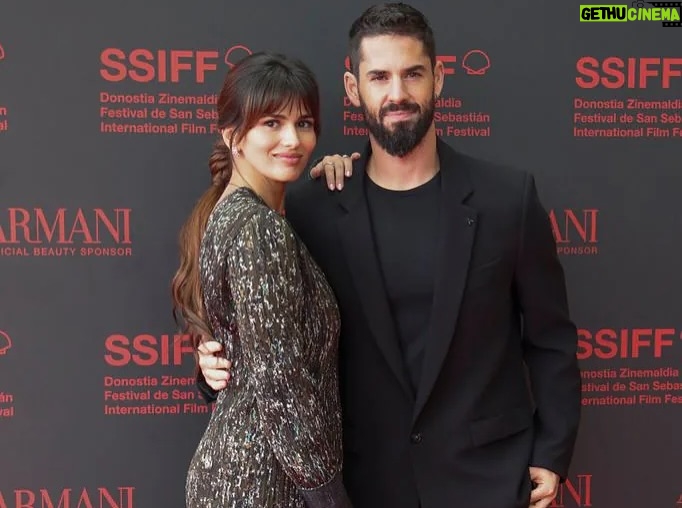 Sara Sálamo - 5.4K Likes - Ayer En silencio se estrenó en el Festival de San Sebastián y aún sigo con el corazón revuelto.
En el coloquio me emocioné hasta las lágrimas, porque escuchar a referentes que admiro hablar con tanto cariño de la película fue un regalo inesperado.

Lo compartí con mi gente más cercana, con compañeras de profesión a las que respeto profundamente y con la directiva del Betis, que me acompañaron en este inicio de camino.

Gracias por abrazar este proyecto desde el primer día. Gracias al festival de @sansebastianfes por estrenar mi ópera prima en este espacio de ensueño.

En silencio empieza su viaje… y muy pronto podreis sentirlo vosotrxs también!!! 🫶🏼