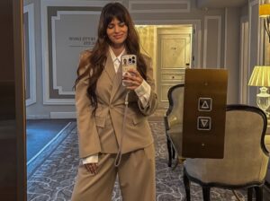 Sara Sálamo Instagram - Ayer En silencio se estrenó en el Festival de San Sebastián y aún sigo con el corazón revuelto.
En el coloquio me emocioné hasta las lágrimas, porque escuchar a referentes que admiro hablar con tanto cariño de la película fue un regalo inesperado.
Lo compartí con mi gente más cercana, con compañeras de profesión a las que respeto profundamente y con la directiva del Betis, que me acompañaron en este inicio de camino.
Gracias por abrazar este proyecto desde el primer día. Gracias al festival de @sansebastianfes por estrenar mi ópera prima en este espacio de ensueño.
En silencio empieza su viaje… y muy pronto podreis sentirlo vosotrxs también!!! 🫶🏼