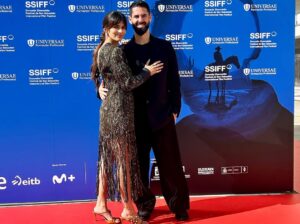 Sara Sálamo Instagram - Ayer En silencio se estrenó en el Festival de San Sebastián y aún sigo con el corazón revuelto.
En el coloquio me emocioné hasta las lágrimas, porque escuchar a referentes que admiro hablar con tanto cariño de la película fue un regalo inesperado.
Lo compartí con mi gente más cercana, con compañeras de profesión a las que respeto profundamente y con la directiva del Betis, que me acompañaron en este inicio de camino.
Gracias por abrazar este proyecto desde el primer día. Gracias al festival de @sansebastianfes por estrenar mi ópera prima en este espacio de ensueño.
En silencio empieza su viaje… y muy pronto podreis sentirlo vosotrxs también!!! 🫶🏼