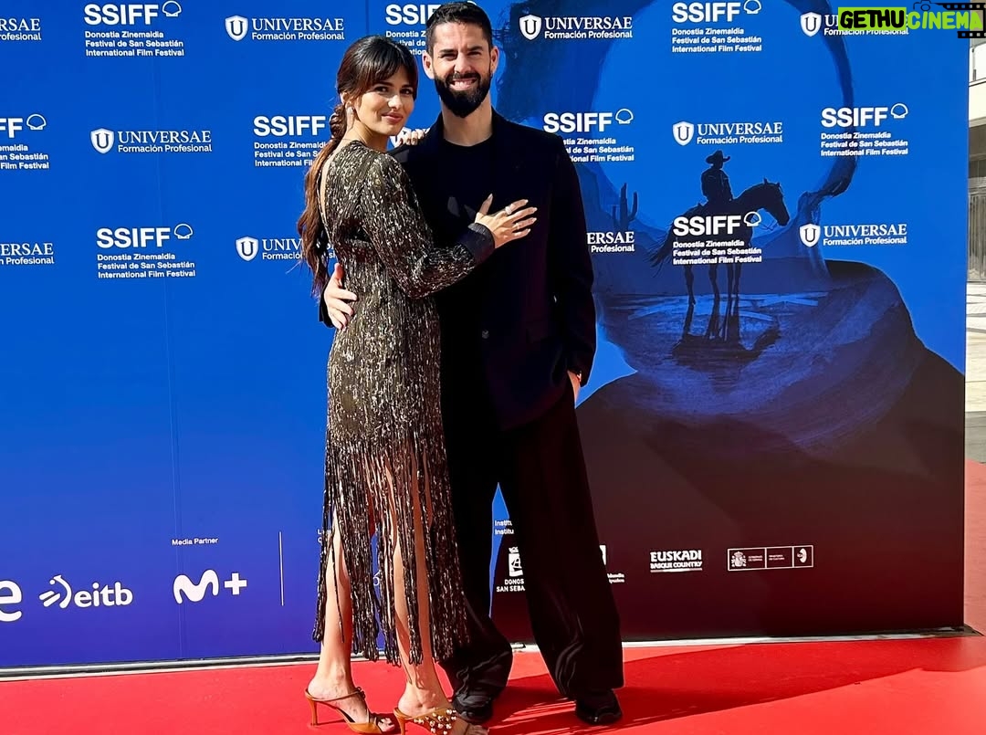 Sara Sálamo - 5.4K Likes - Ayer En silencio se estrenó en el Festival de San Sebastián y aún sigo con el corazón revuelto.
En el coloquio me emocioné hasta las lágrimas, porque escuchar a referentes que admiro hablar con tanto cariño de la película fue un regalo inesperado.

Lo compartí con mi gente más cercana, con compañeras de profesión a las que respeto profundamente y con la directiva del Betis, que me acompañaron en este inicio de camino.

Gracias por abrazar este proyecto desde el primer día. Gracias al festival de @sansebastianfes por estrenar mi ópera prima en este espacio de ensueño.

En silencio empieza su viaje… y muy pronto podreis sentirlo vosotrxs también!!! 🫶🏼