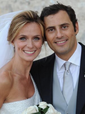Serena Autieri Instagram - Sono volati 15 anni da quel “sì” che ci ha unito verso un viaggio bellissimo fatto di complicità, condivisione, risate e un po’ di pazienza 😝 (da parte mia). 
Buon anniversario amore mio ❤️

Ancora grazie sentito a @giorgioarmani 

Photo: @gianmarcochieregato
