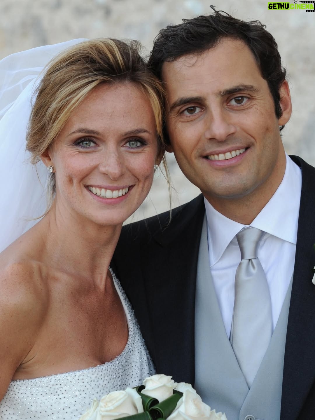 Serena Autieri - 48.3K Likes - Sono volati 15 anni da quel “sì” che ci ha unito verso un viaggio bellissimo fatto di complicità, condivisione, risate e un po’ di pazienza 😝 (da parte mia). 
Buon anniversario amore mio ❤️

Ancora grazie sentito a @giorgioarmani 

Photo: @gianmarcochieregato
