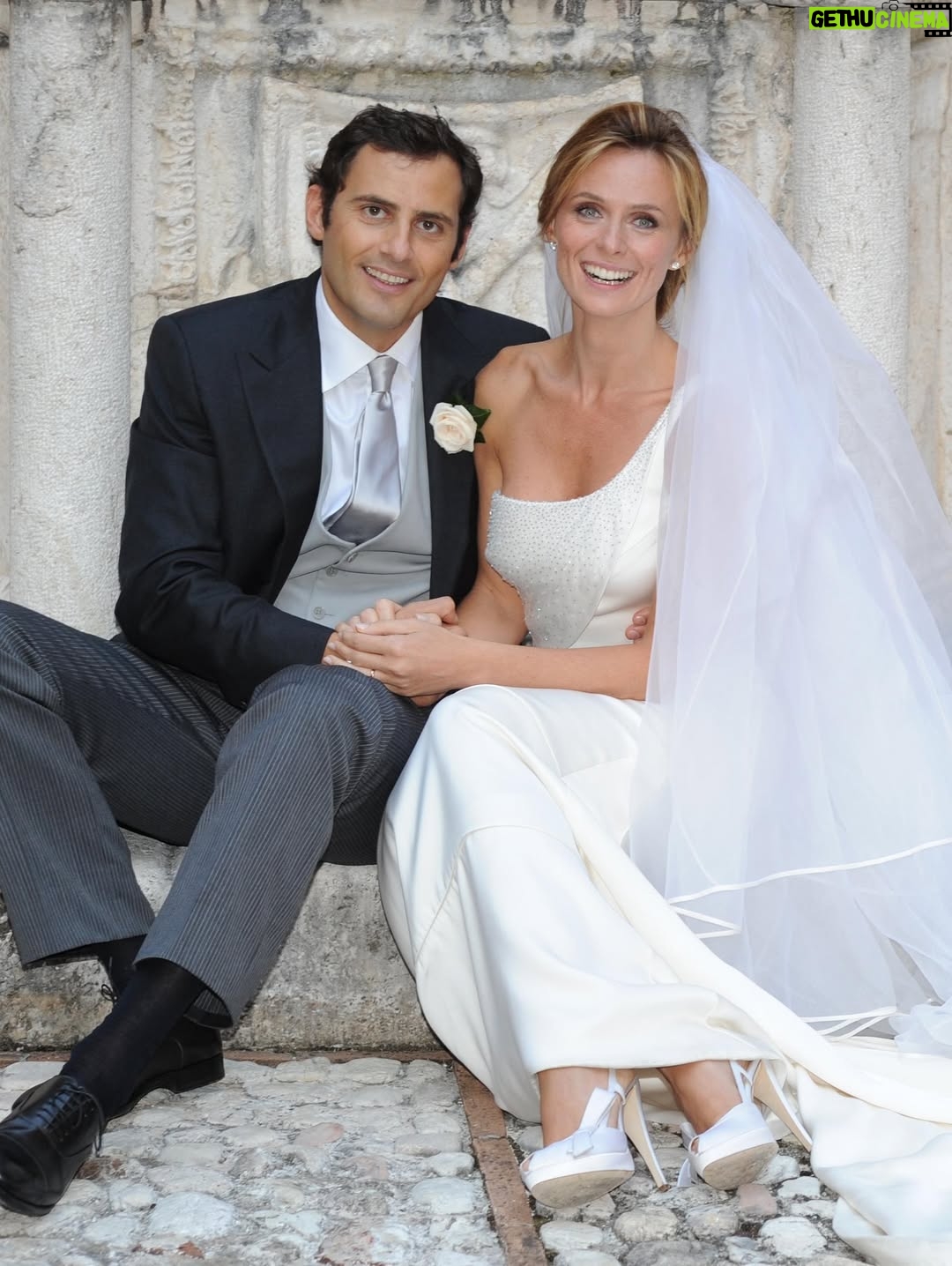 Serena Autieri - 48.3K Likes - Sono volati 15 anni da quel “sì” che ci ha unito verso un viaggio bellissimo fatto di complicità, condivisione, risate e un po’ di pazienza 😝 (da parte mia). 
Buon anniversario amore mio ❤️

Ancora grazie sentito a @giorgioarmani 

Photo: @gianmarcochieregato