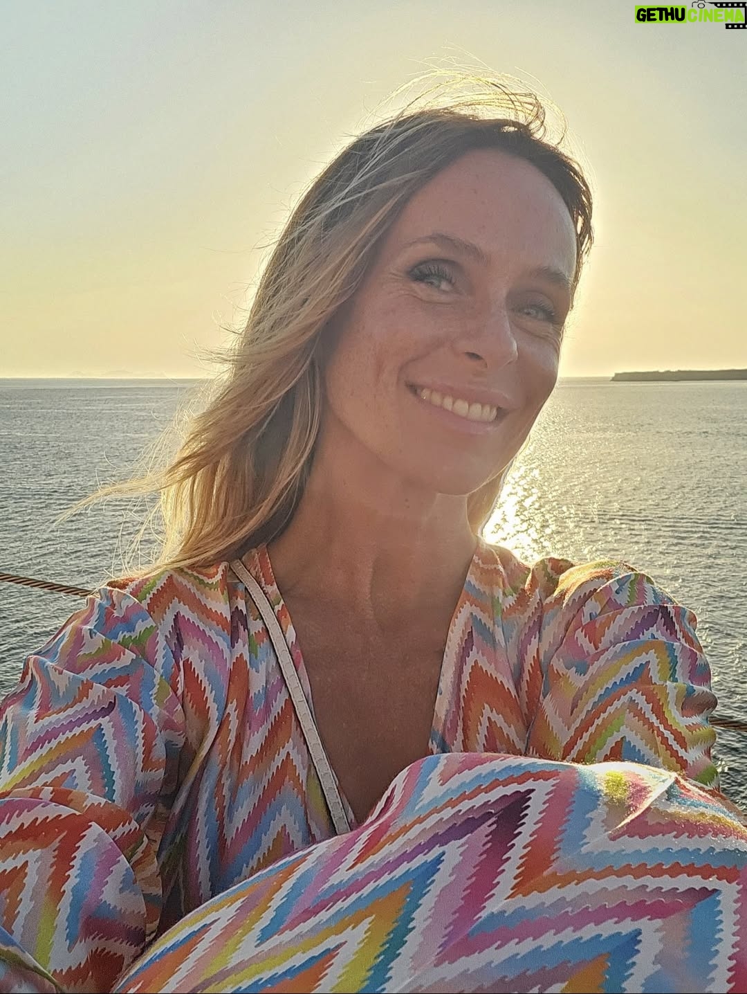 Serena Autieri - 27.8K Likes - La luce della Grecia mi ha aperto gli occhi, penetrato nei pori, dilatato tutto l’essere 🐚
- Henry Miller