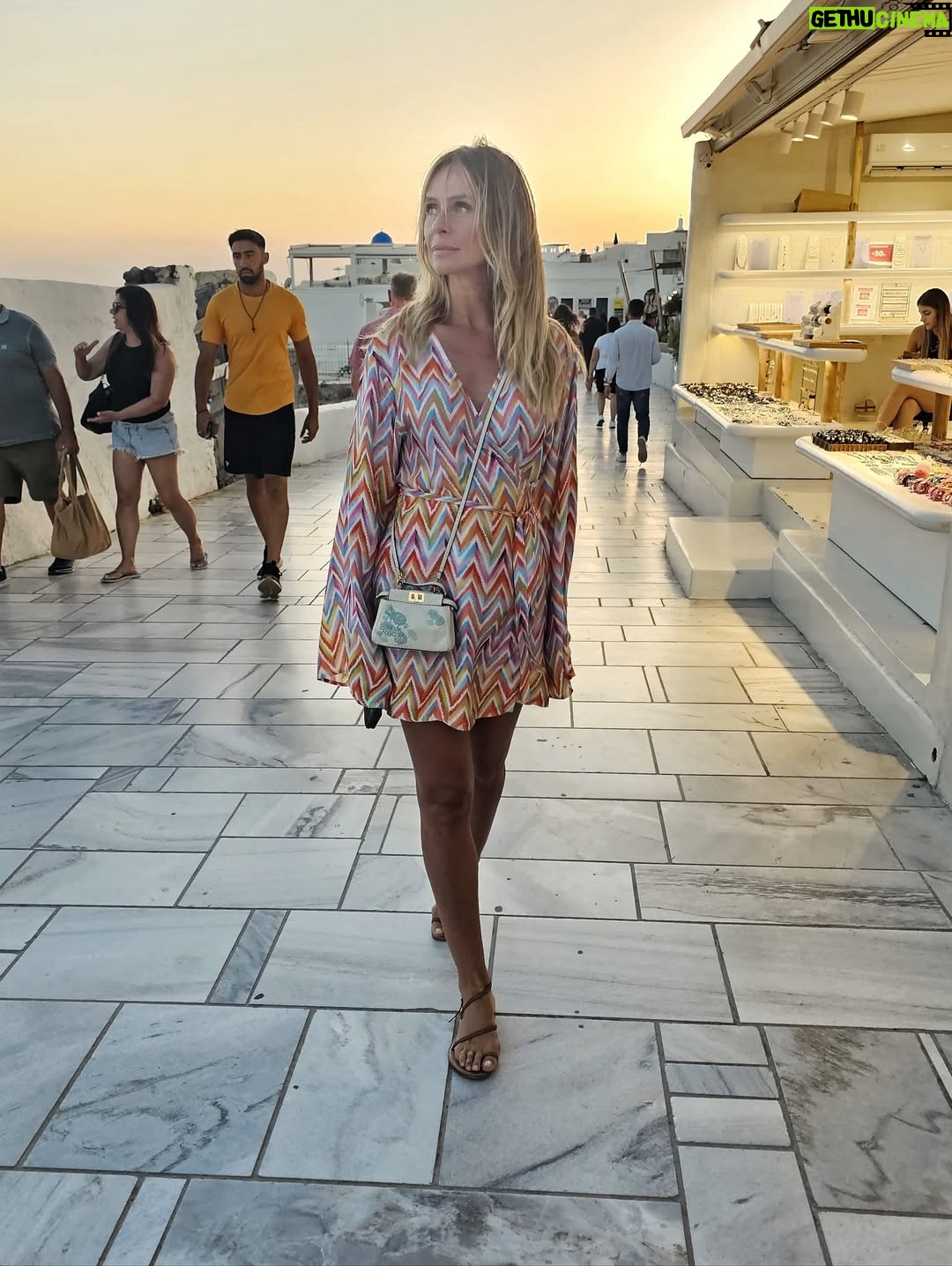 Serena Autieri - 27.8K Likes - La luce della Grecia mi ha aperto gli occhi, penetrato nei pori, dilatato tutto l’essere 🐚
- Henry Miller
