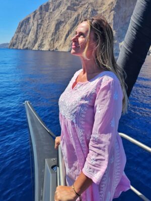 Serena Autieri Instagram - La luce della Grecia mi ha aperto gli occhi, penetrato nei pori, dilatato tutto l’essere 🐚
- Henry Miller