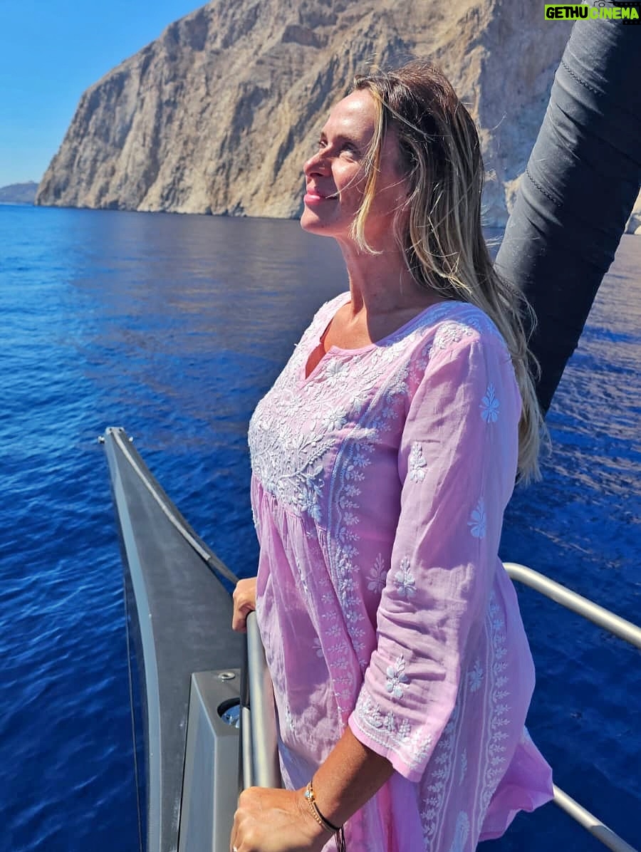 Serena Autieri - 27.8K Likes - La luce della Grecia mi ha aperto gli occhi, penetrato nei pori, dilatato tutto l’essere 🐚
- Henry Miller
