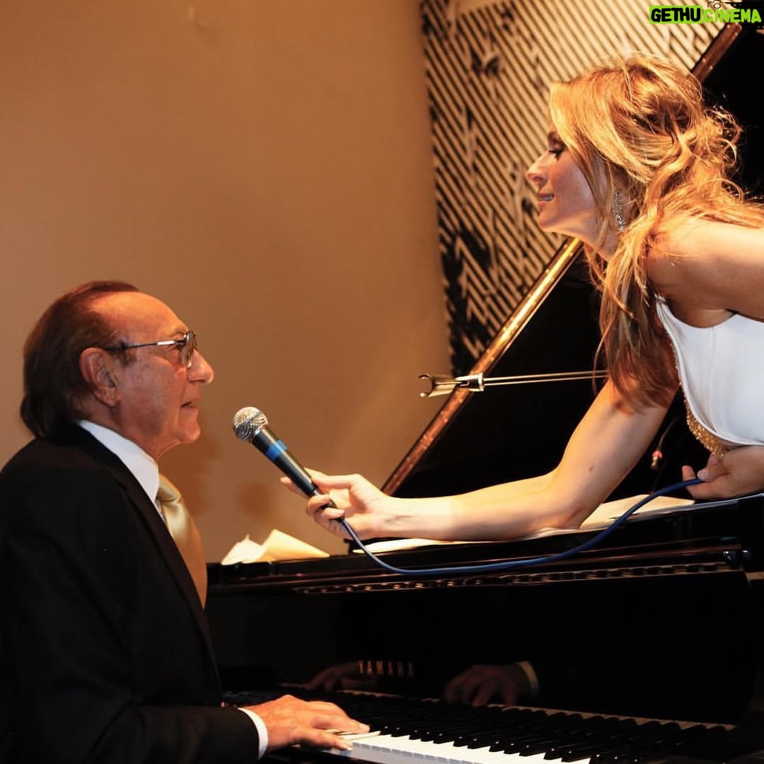 Serena Autieri - 64.6K Likes - Pippo, nella mia vita sei stato luce e guida, testimone prezioso dei miei momenti più belli.
Con te ho imparato che la vita va vissuta con impegno, eleganza, passione e rispetto.
La tua voce non smetterà di consigliarmi,
e i tuoi abbracci  continueranno a darmi calore e sicurezza.
