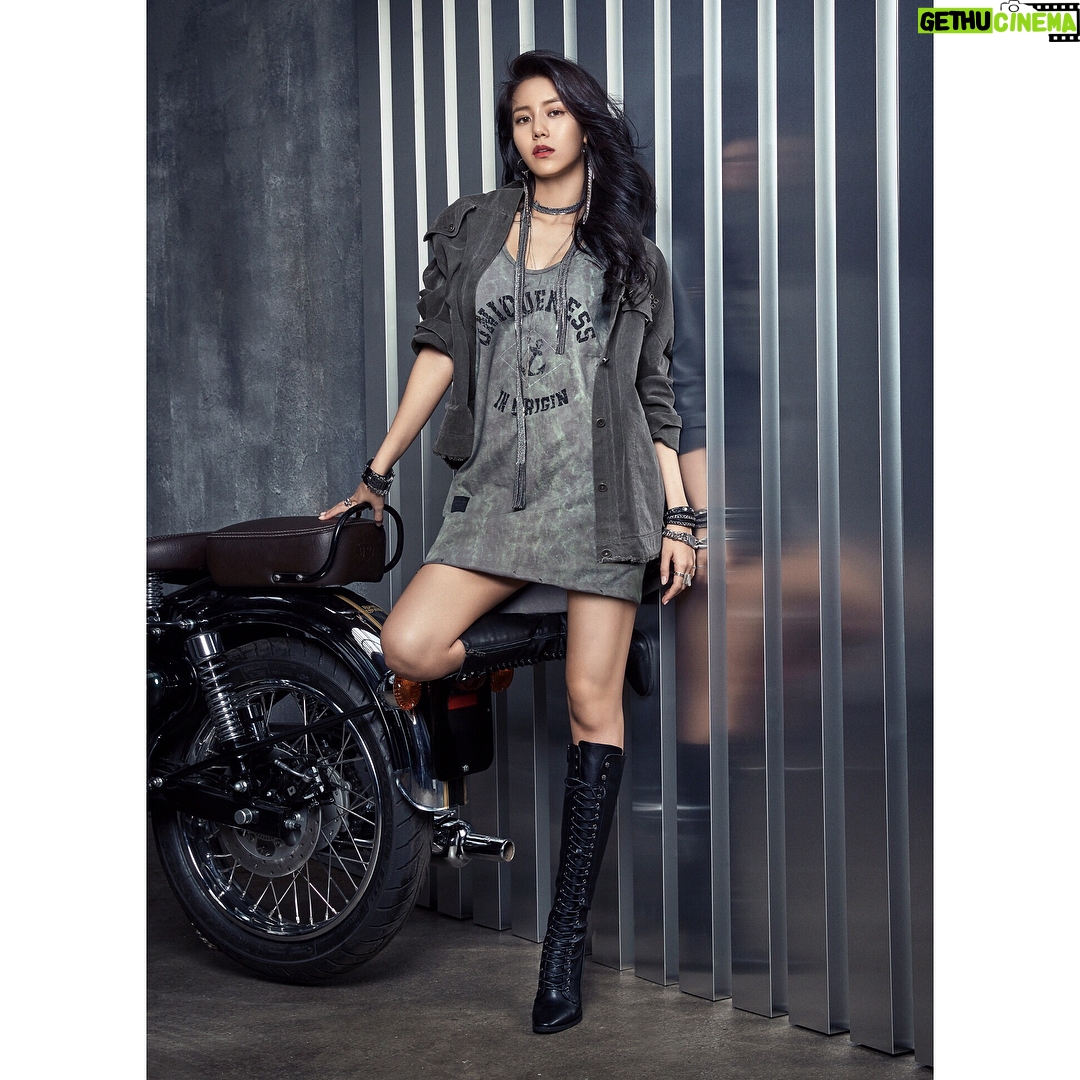 Shin Hye-jeong - 32.3K Likes - #버커루 #BUCKAROO
2018 S/S
