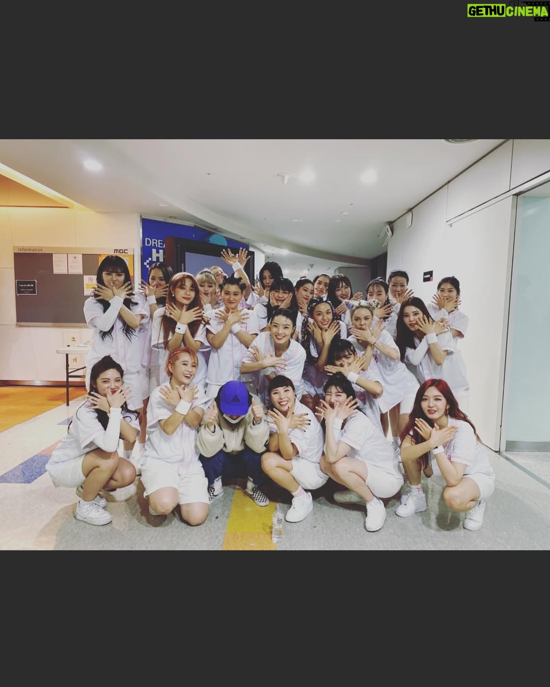 Shin Hye-jeong - 46.6K Likes - #가요대제전 즐거운 무대❤️
#셀럽파이브 #AOC 모두들 감사드려용
오늘은 우리 아가 #민니 랑도 같이😊
2020년 모두 행복합시다🙏🏻
엘비스 우리 또 빨리 만나 사랑해💕