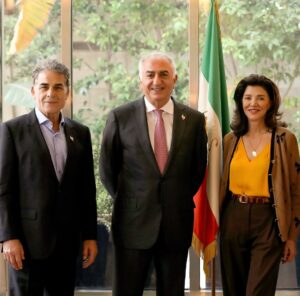 Shohreh Aghdashloo Instagram - My heart is full of hope after joining fellow Iranian artists and Prince Reza Pahlavi this past Friday. My thanks to my dear friends Hamid Farrokhnezhad and Ehsan Karami for bringing us together.

Our message was one of resounding unity—for human rights, for freedom, and for the integrity of our beloved Iran. Our resolve is unwavering. The work continues.

جمعه گذشته، ۲۳ سپتامبر به همت دوستان‌عزیز، حمید فرخ نژاد و احسان کرمی، دیداری میان جمعی از هنرمندان مقیم کالیفرنیا با شاهزاده رضا پهلوی برگزار شد. این دیدار بار دیگر نشان داد که هنرمندان ایرانی، فارغ از هرگونه اختلاف عقیدتی و مذهبی، آماده همکاری و همیاری با شاهزاده در مسیر دستیابی به حقوق انسانی، آزادی بیان و عقیده، جدایی دین از حکومت و پاسداری از تمامیت ارضی ایران هستند. 
کار همچنان ادامه دارد.