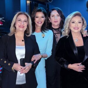Shohreh Aghdashloo Instagram - What an unforgettable night in Toronto — celebrating our roots and honoring the legacy of Cyrus the Great for the very first time together. It was truly special to feel that sense of unity and pride in our heritage. My heartfelt thanks to everyone who made this celebration possible and for having me be part of it, especially alongside @officialrezapahlavi.

چه شب فراموش‌نشدنی‌ای در تورنتو — شبی که برای نخستین بار جشن ریشه‌هایمان و بزرگداشت کوروش بزرگ را با هم تجربه کردیم. احساس غرور و همدلی میان همه‌مان واقعاً الهام‌بخش بود. از صمیم قلب از برگزارکنندگان این رویداد و دعوتشان سپاسگزارم، به‌ویژه در کنار شاهزاده رضا پهلوی.