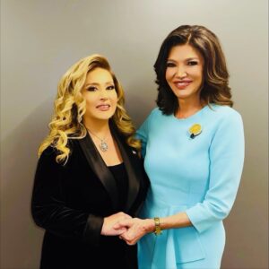 Shohreh Aghdashloo Instagram - What an unforgettable night in Toronto — celebrating our roots and honoring the legacy of Cyrus the Great for the very first time together. It was truly special to feel that sense of unity and pride in our heritage. My heartfelt thanks to everyone who made this celebration possible and for having me be part of it, especially alongside @officialrezapahlavi.

چه شب فراموش‌نشدنی‌ای در تورنتو — شبی که برای نخستین بار جشن ریشه‌هایمان و بزرگداشت کوروش بزرگ را با هم تجربه کردیم. احساس غرور و همدلی میان همه‌مان واقعاً الهام‌بخش بود. از صمیم قلب از برگزارکنندگان این رویداد و دعوتشان سپاسگزارم، به‌ویژه در کنار شاهزاده رضا پهلوی.
