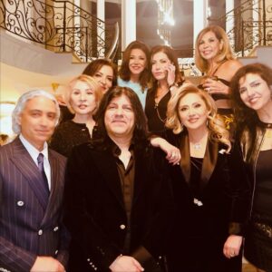 Shohreh Aghdashloo Instagram - What an unforgettable night in Toronto — celebrating our roots and honoring the legacy of Cyrus the Great for the very first time together. It was truly special to feel that sense of unity and pride in our heritage. My heartfelt thanks to everyone who made this celebration possible and for having me be part of it, especially alongside @officialrezapahlavi.

چه شب فراموش‌نشدنی‌ای در تورنتو — شبی که برای نخستین بار جشن ریشه‌هایمان و بزرگداشت کوروش بزرگ را با هم تجربه کردیم. احساس غرور و همدلی میان همه‌مان واقعاً الهام‌بخش بود. از صمیم قلب از برگزارکنندگان این رویداد و دعوتشان سپاسگزارم، به‌ویژه در کنار شاهزاده رضا پهلوی.
