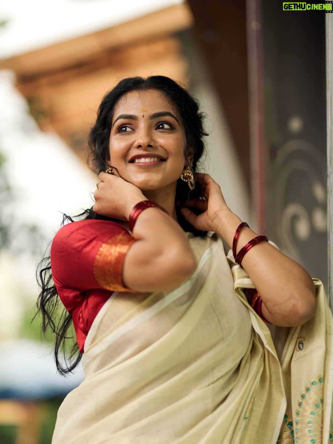 Shravnitha Srikanth - 41.5K Likes - In love with this look❤️

Mua @maish_artistry 
Photography @mano_graphy_ 

#shoot #modelshoot #kerala #mallugirl #saree #sareelove #whitesaree #keralagirls