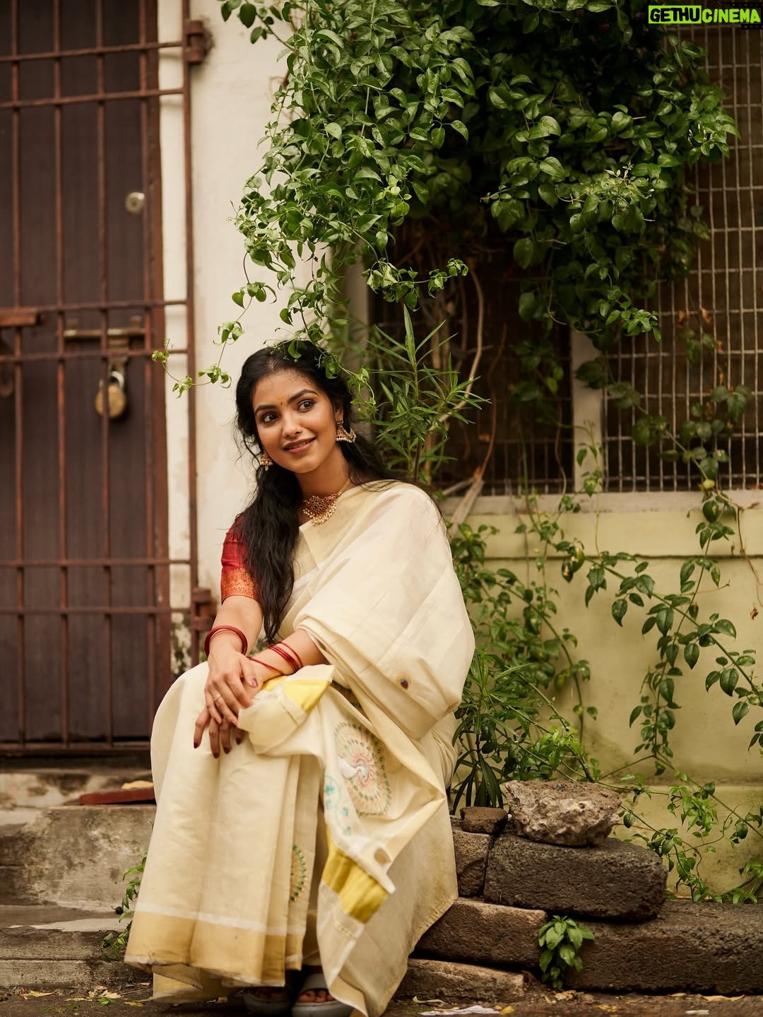 Shravnitha Srikanth - 41.5K Likes - In love with this look❤️

Mua @maish_artistry 
Photography @mano_graphy_ 

#shoot #modelshoot #kerala #mallugirl #saree #sareelove #whitesaree #keralagirls