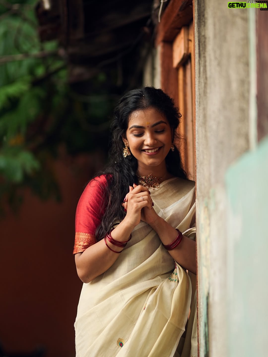 Shravnitha Srikanth - 41.5K Likes - In love with this look❤️

Mua @maish_artistry 
Photography @mano_graphy_ 

#shoot #modelshoot #kerala #mallugirl #saree #sareelove #whitesaree #keralagirls