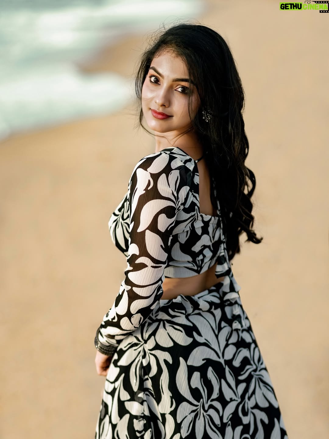 Shravnitha Srikanth - 60.4K Likes - Lost in your gaze…..

Mua @jeru_bridal_studioo 
Photography @lifein.frame 
Costume @stitch_vyshnavee_sarath 
Hairstylist @shadesofyourdream
