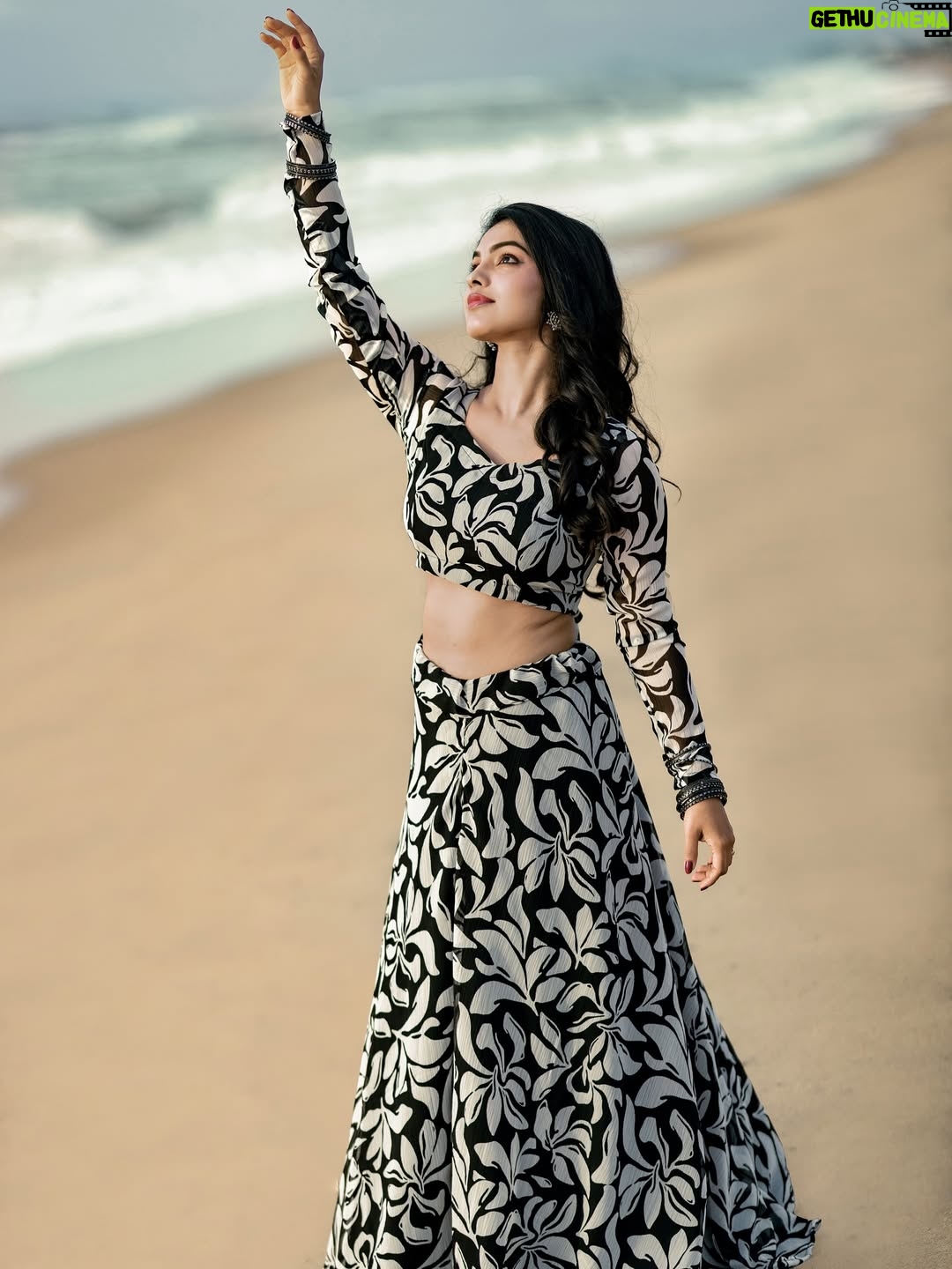 Shravnitha Srikanth - 60.4K Likes - Lost in your gaze…..

Mua @jeru_bridal_studioo 
Photography @lifein.frame 
Costume @stitch_vyshnavee_sarath 
Hairstylist @shadesofyourdream