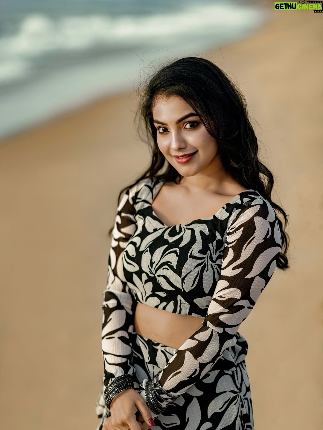 Shravnitha Srikanth - 60.4K Likes - Lost in your gaze…..

Mua @jeru_bridal_studioo 
Photography @lifein.frame 
Costume @stitch_vyshnavee_sarath 
Hairstylist @shadesofyourdream