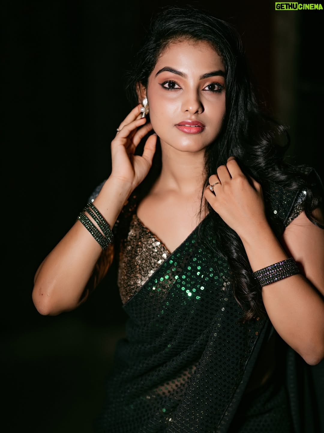 Shravnitha Srikanth - 32.7K Likes - Dropping these bomb pics on your feed💥🔥❤️

Mua @jeru_bridal_studioo 
Photography @lifein.frame 
Hair @shadesofyourdream 
Drape @d_sareedrapist 
Costume @stitch_vyshnavee_sarath 

#photoshoot #saree #green #beauty #selflove #potraits #potraiture #photography #shoot #model #modelling