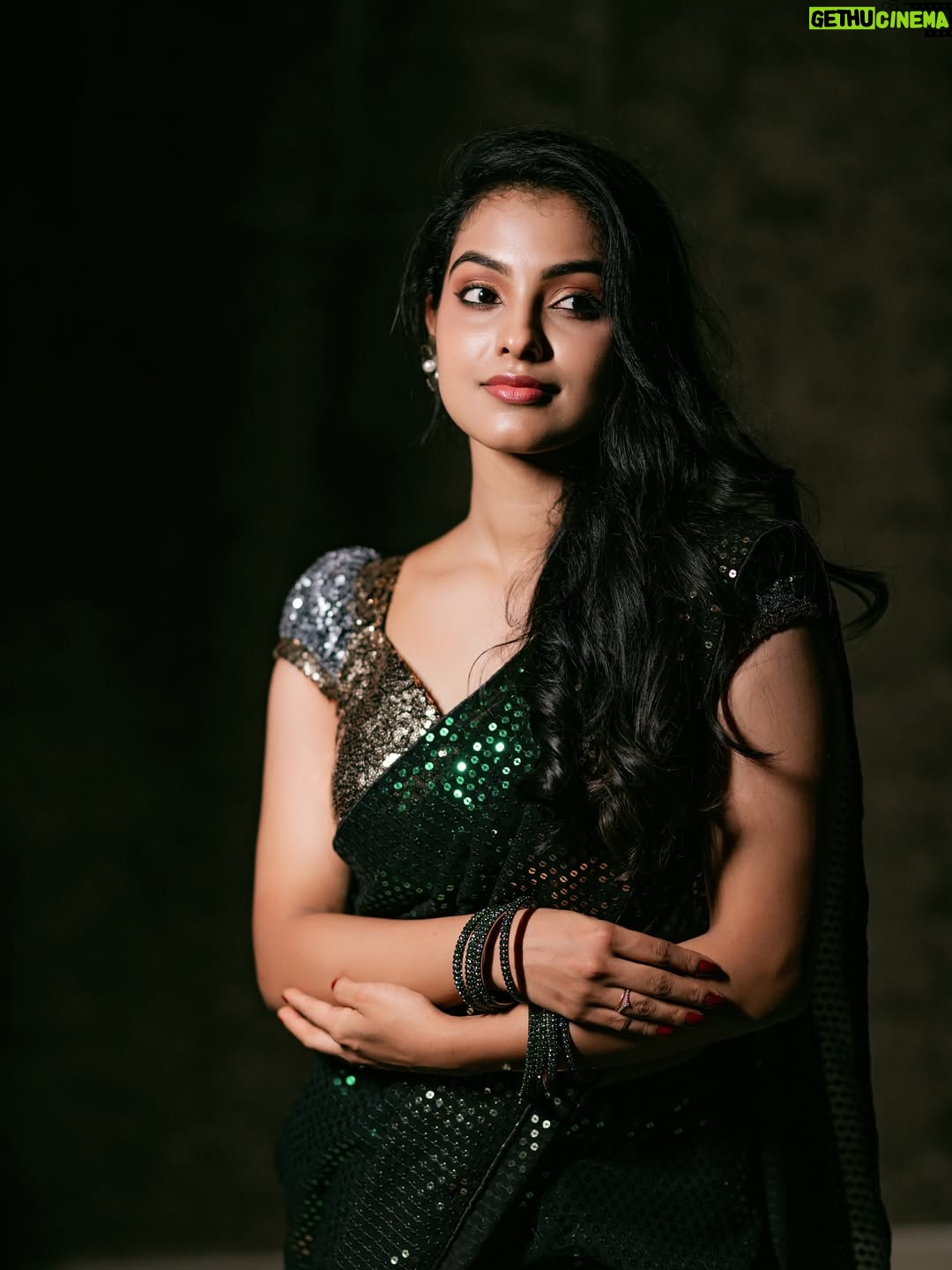 Shravnitha Srikanth - 32.7K Likes - Dropping these bomb pics on your feed💥🔥❤️

Mua @jeru_bridal_studioo 
Photography @lifein.frame 
Hair @shadesofyourdream 
Drape @d_sareedrapist 
Costume @stitch_vyshnavee_sarath 

#photoshoot #saree #green #beauty #selflove #potraits #potraiture #photography #shoot #model #modelling