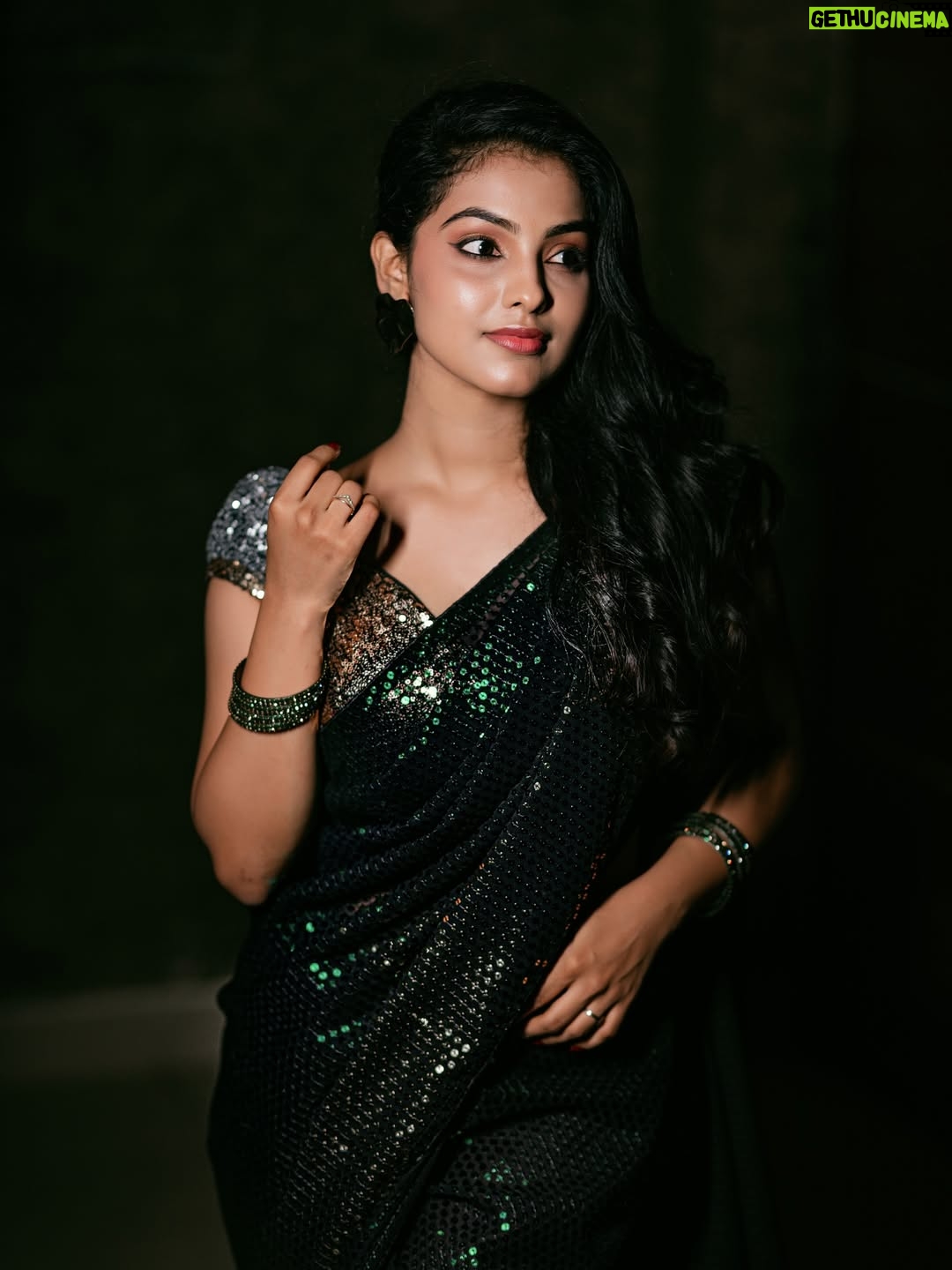 Shravnitha Srikanth - 32.7K Likes - Dropping these bomb pics on your feed💥🔥❤️

Mua @jeru_bridal_studioo 
Photography @lifein.frame 
Hair @shadesofyourdream 
Drape @d_sareedrapist 
Costume @stitch_vyshnavee_sarath 

#photoshoot #saree #green #beauty #selflove #potraits #potraiture #photography #shoot #model #modelling