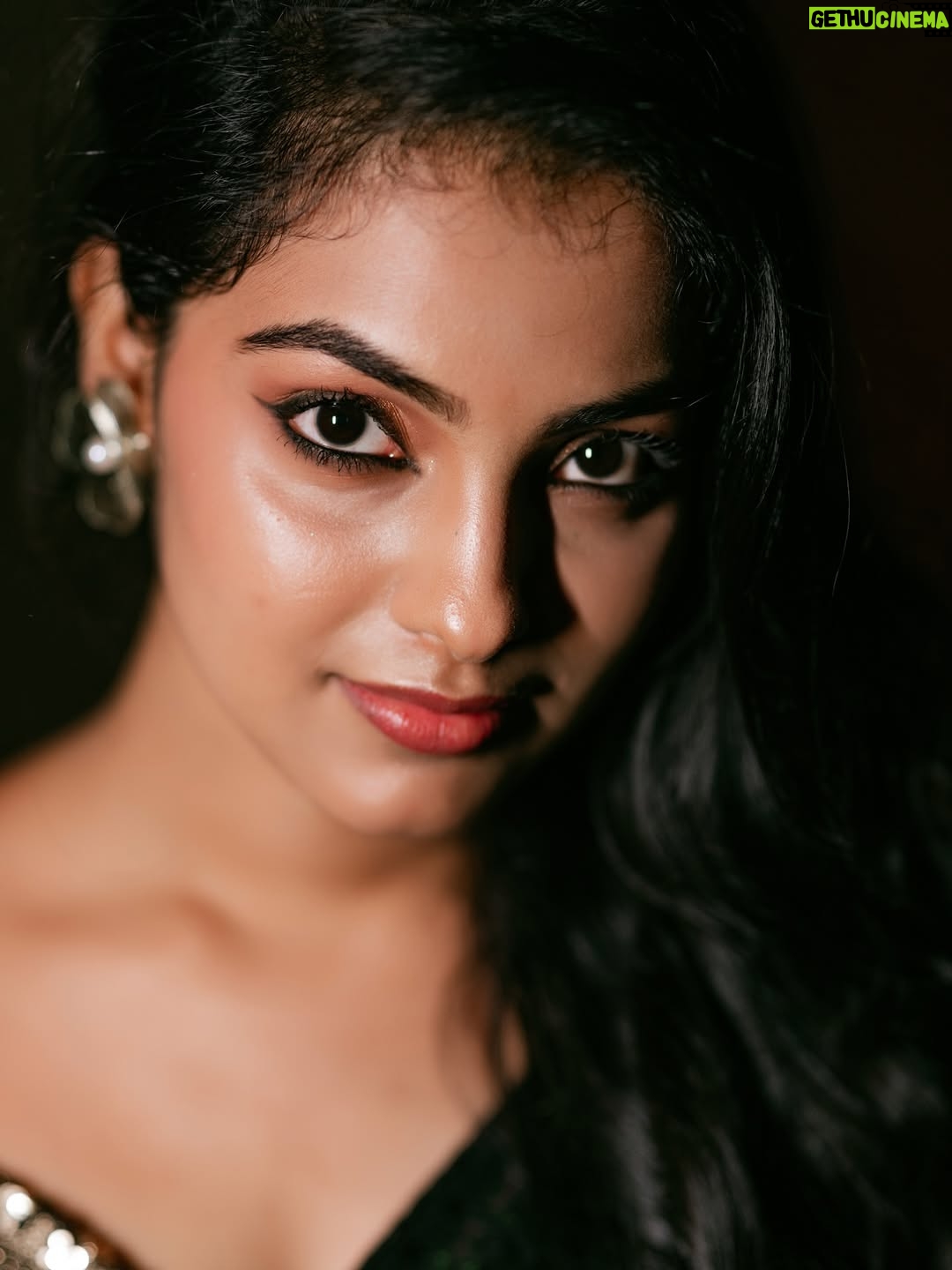 Shravnitha Srikanth - 32.7K Likes - Dropping these bomb pics on your feed💥🔥❤️

Mua @jeru_bridal_studioo 
Photography @lifein.frame 
Hair @shadesofyourdream 
Drape @d_sareedrapist 
Costume @stitch_vyshnavee_sarath 

#photoshoot #saree #green #beauty #selflove #potraits #potraiture #photography #shoot #model #modelling