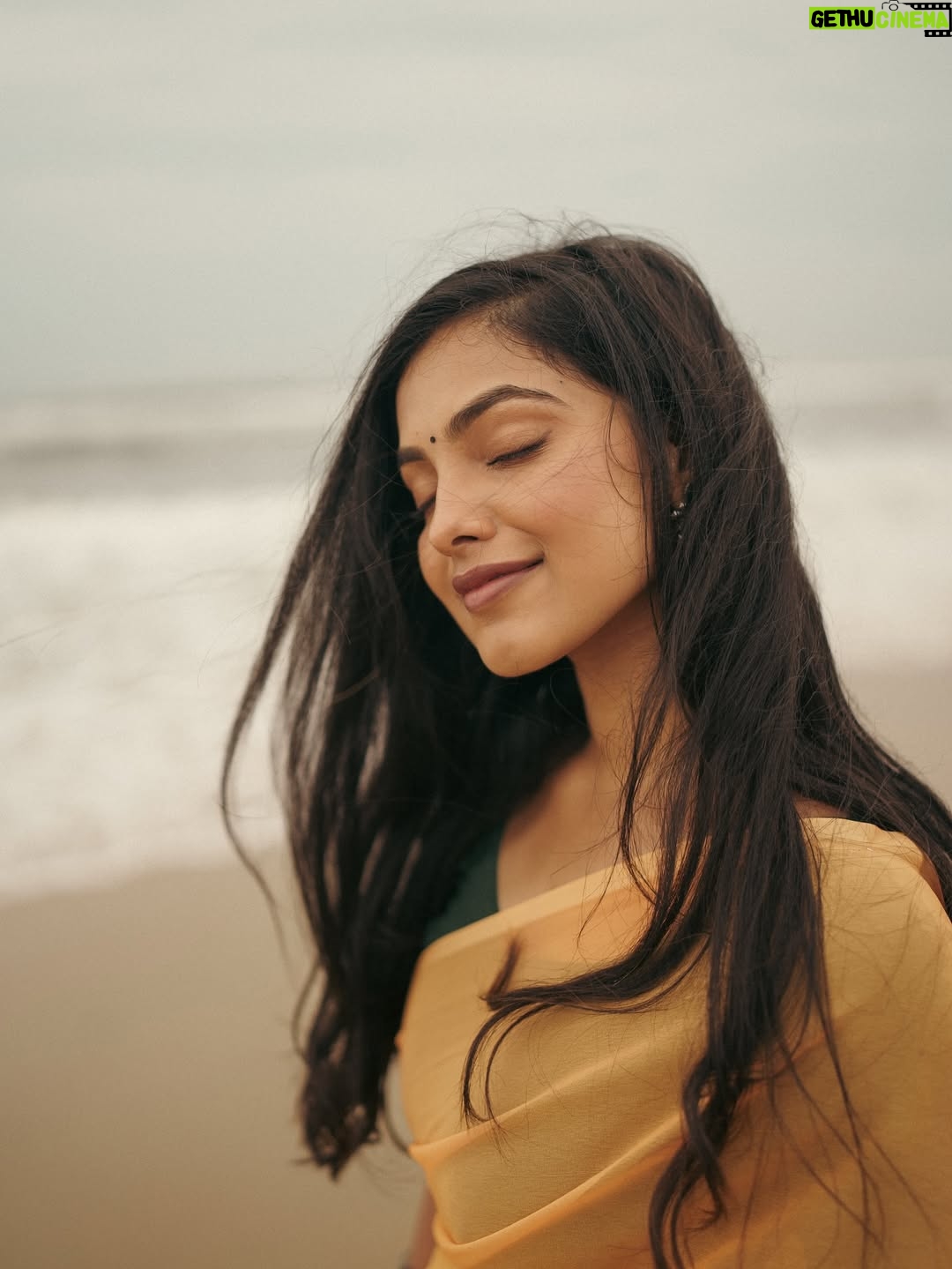 Shravnitha Srikanth - 23.2K Likes - Footprints in the sand…

Photography @its_surean 

#shoot #shooting #potrait #potraitshoot #beach #yellowsaree