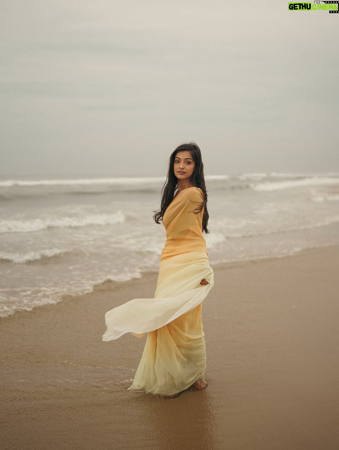 Shravnitha Srikanth - 23.2K Likes - Footprints in the sand…

Photography @its_surean 

#shoot #shooting #potrait #potraitshoot #beach #yellowsaree