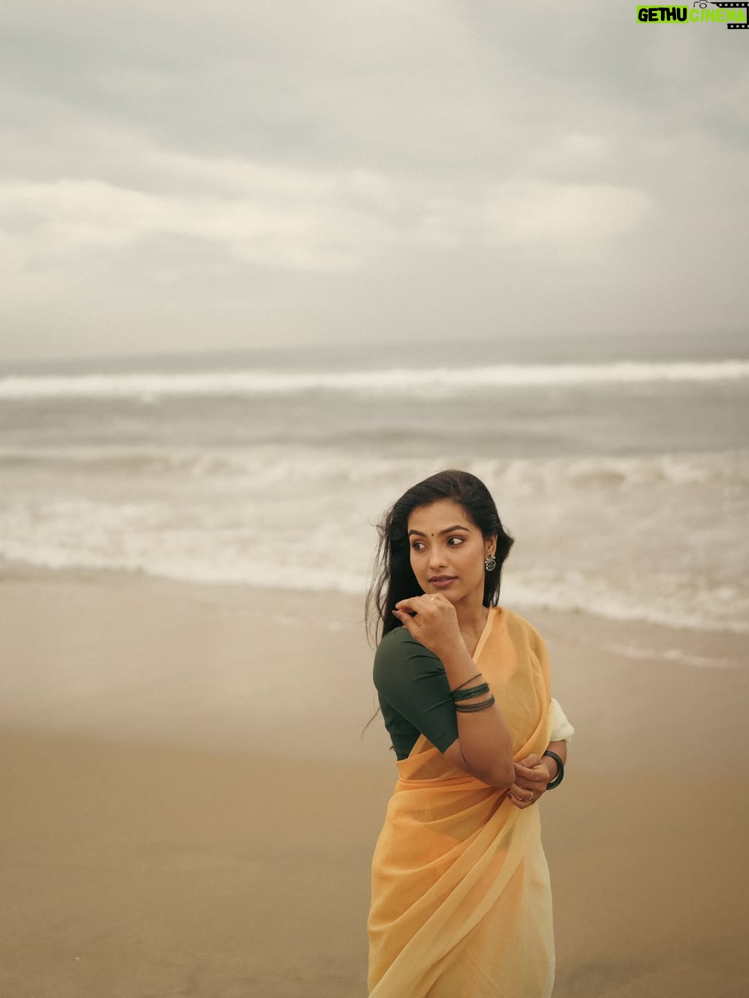 Shravnitha Srikanth - 23.2K Likes - Footprints in the sand…

Photography @its_surean 

#shoot #shooting #potrait #potraitshoot #beach #yellowsaree